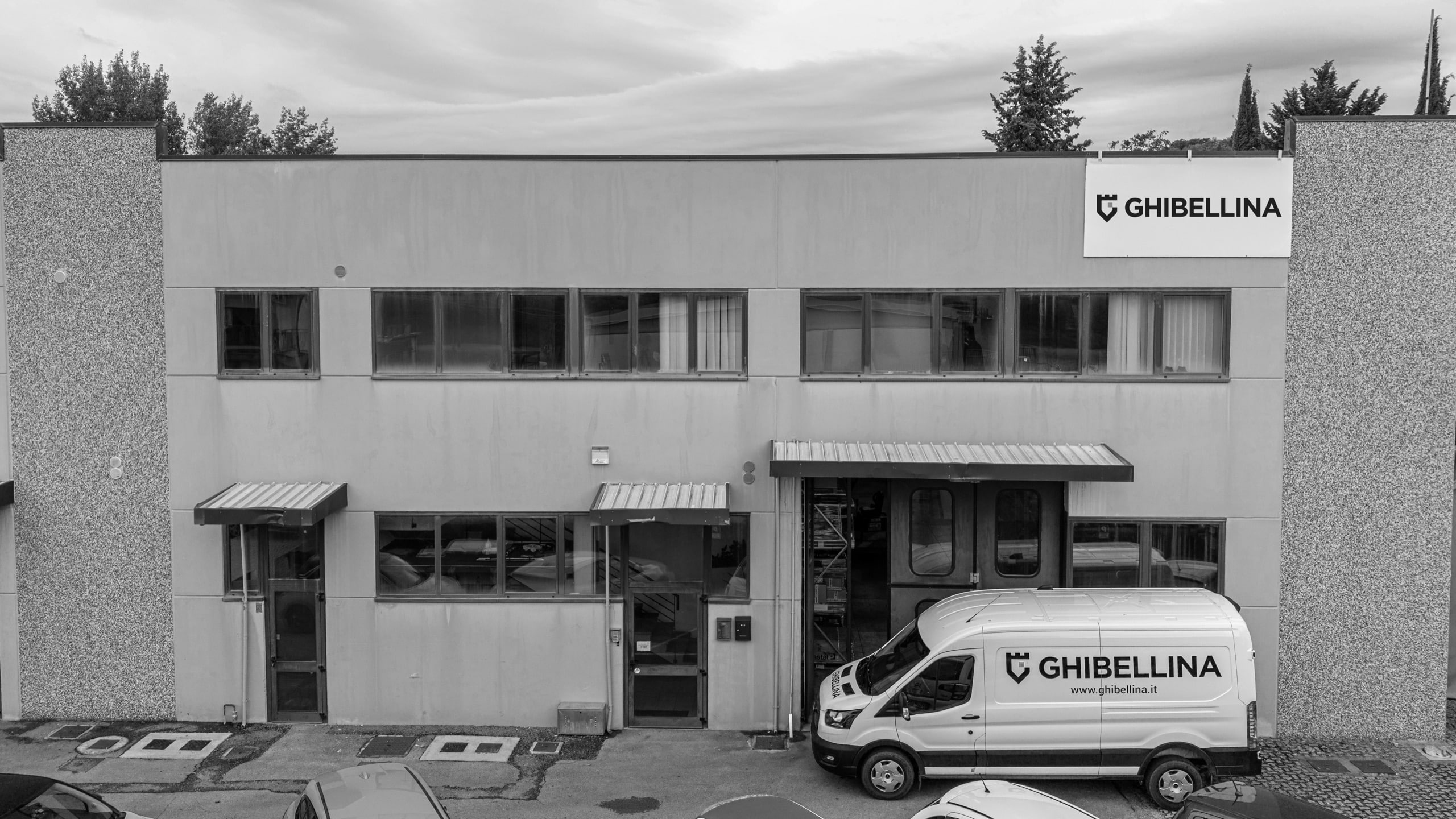 Sede Ghibellina con furgone aziendale