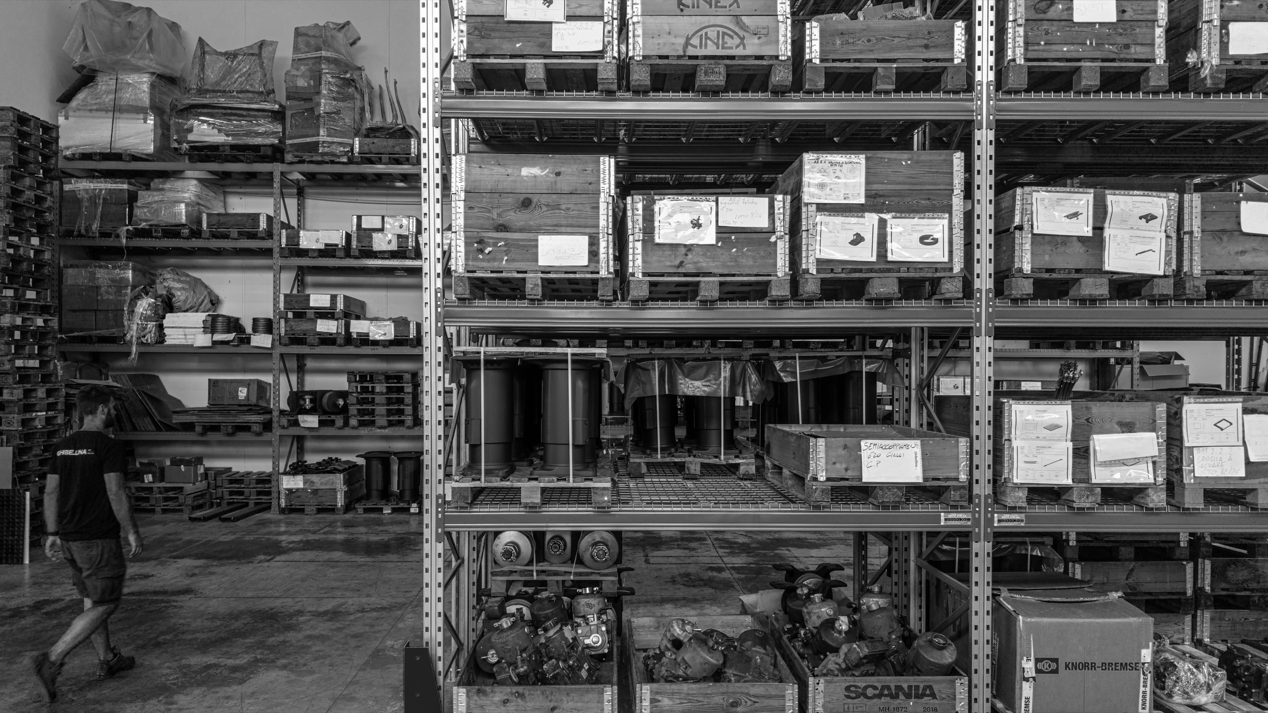Operatore nel magazzino componenti Ghibellina