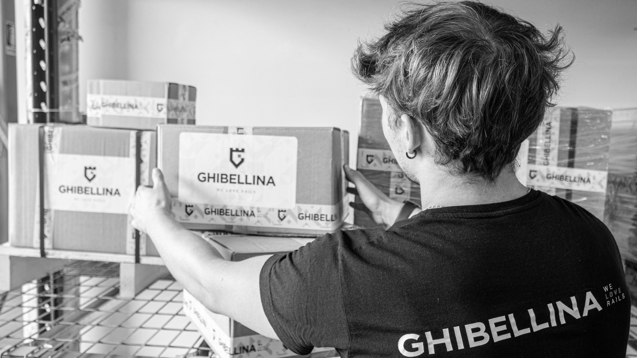 Operatore con pacchi brandizzati Ghibellina